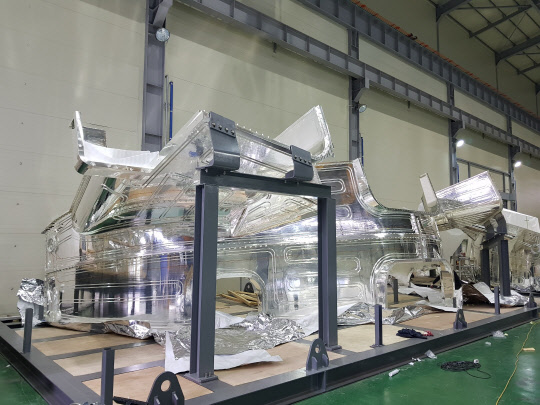 은도금을 마치고 운송을 위한 포장 작업을 진행하고 있는 '진공용기 열차폐체 패널' 모습. 열차폐체 표면에 8∼10마이크로미터 두께의 균일한 은도금을 구현했다.      핵융합연 제공